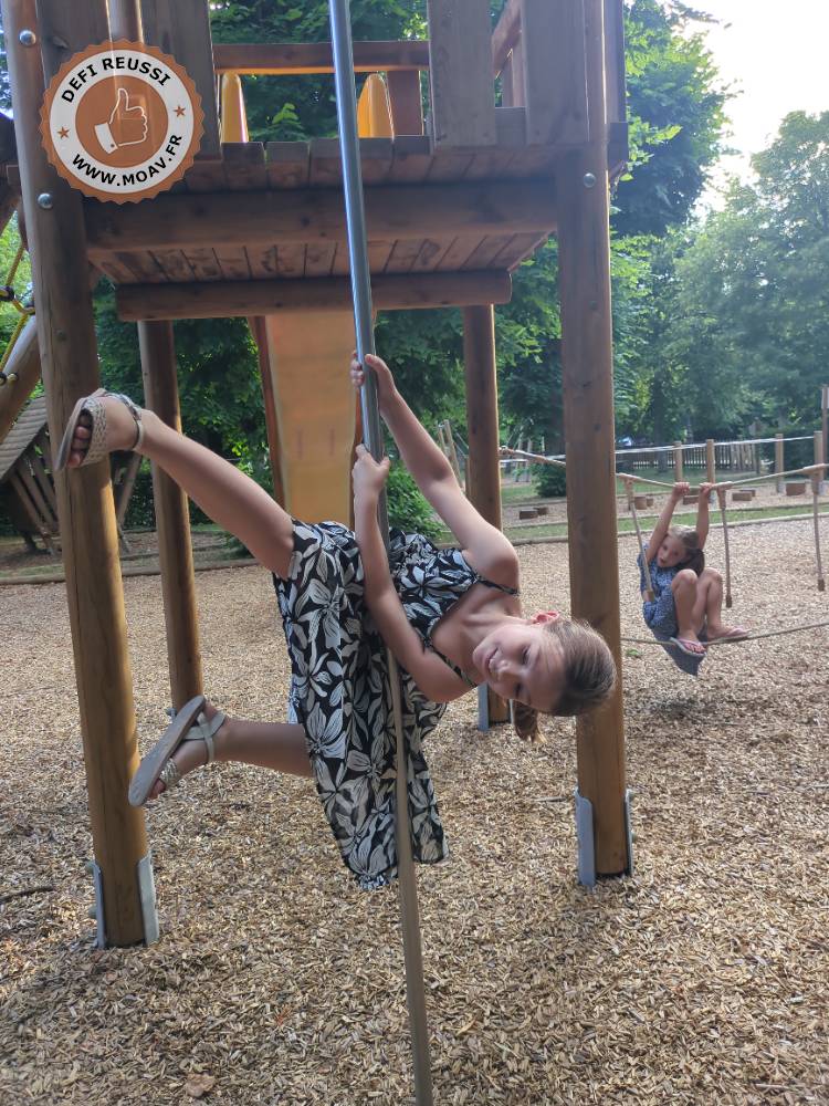 Enfant jouant dans une aire de jeux à Noyers